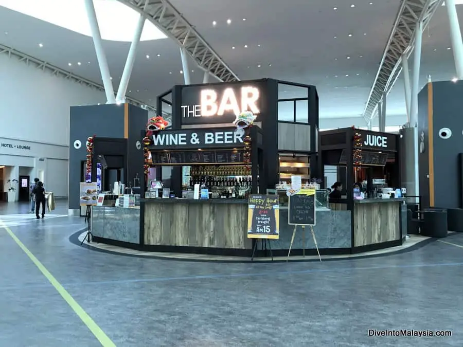 Plaza Premium Lounge KLIA2 the bar