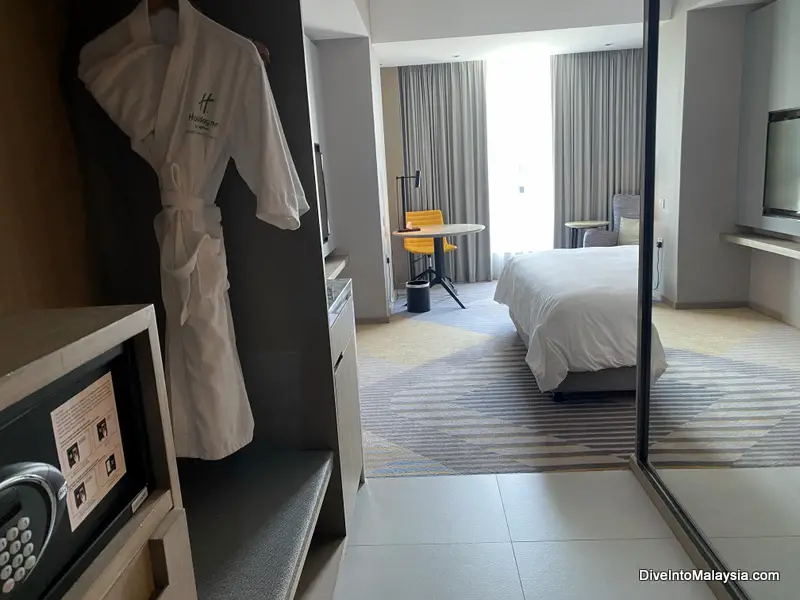 Holiday Inn Johor Bahru City Centre looking into my room on entry