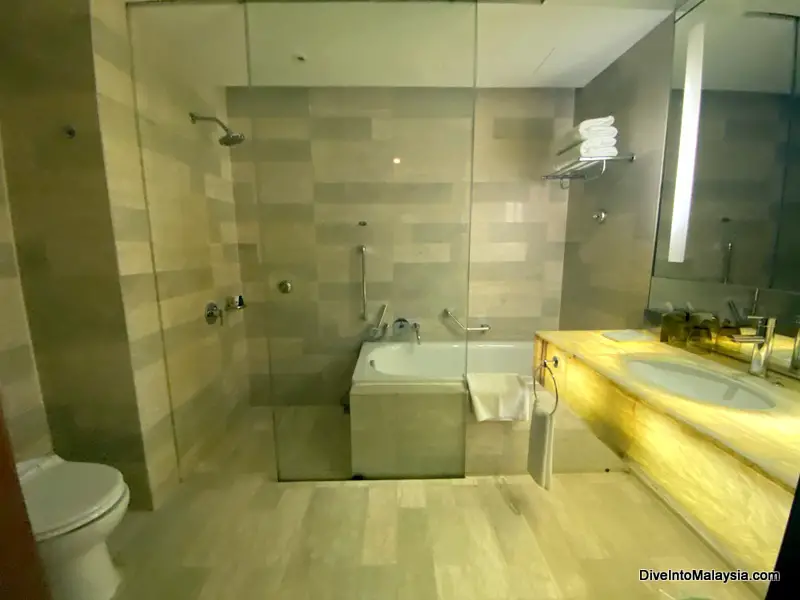 Traders Hotel KL Deluxe Twin Towers View Room Bathroom