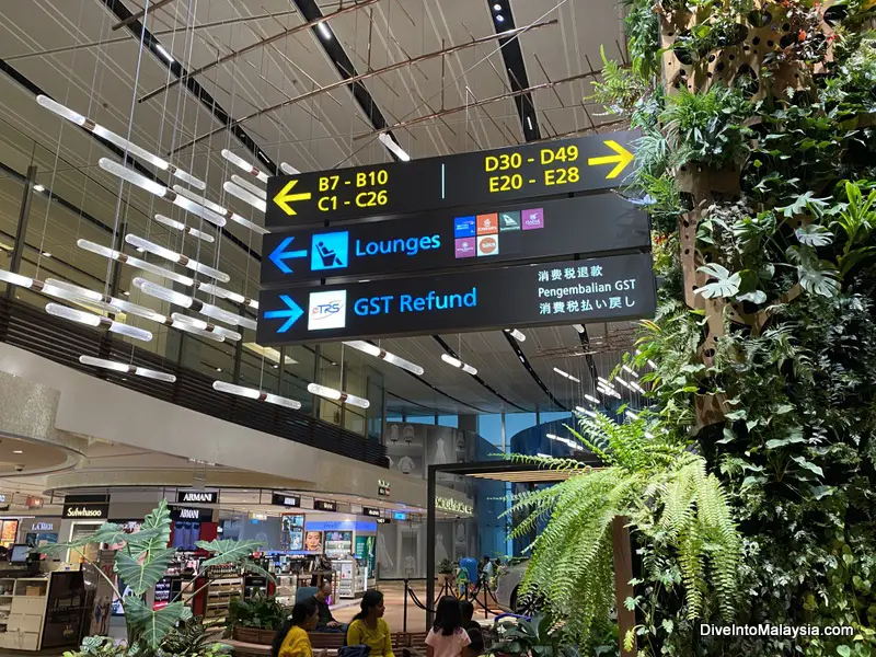 Qantas business class lounge Changi Qantas lounge signs in Changi AIrport