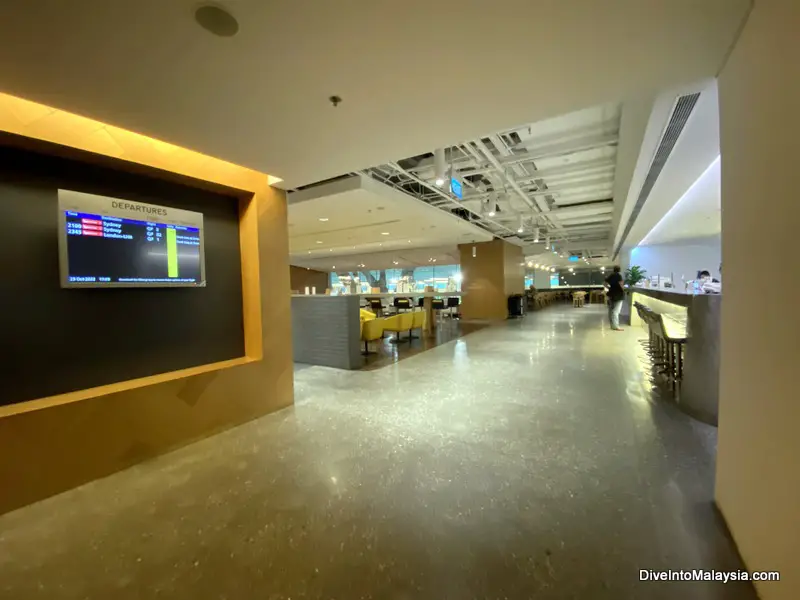 Qantas business class lounge Changi