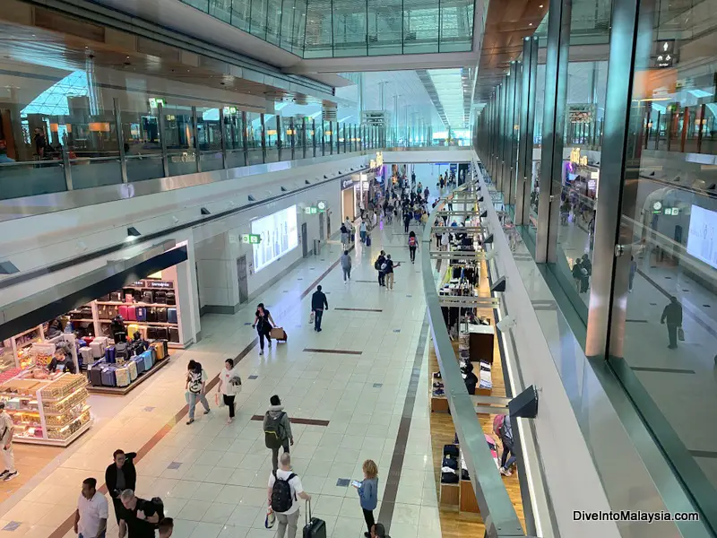 Th emirates lounge in Dubai is above the main terminal level with plenty of views looking down. It does mean long corridor areas which get busy