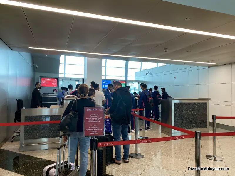 777-300ER Emirates business class boarding at the gate