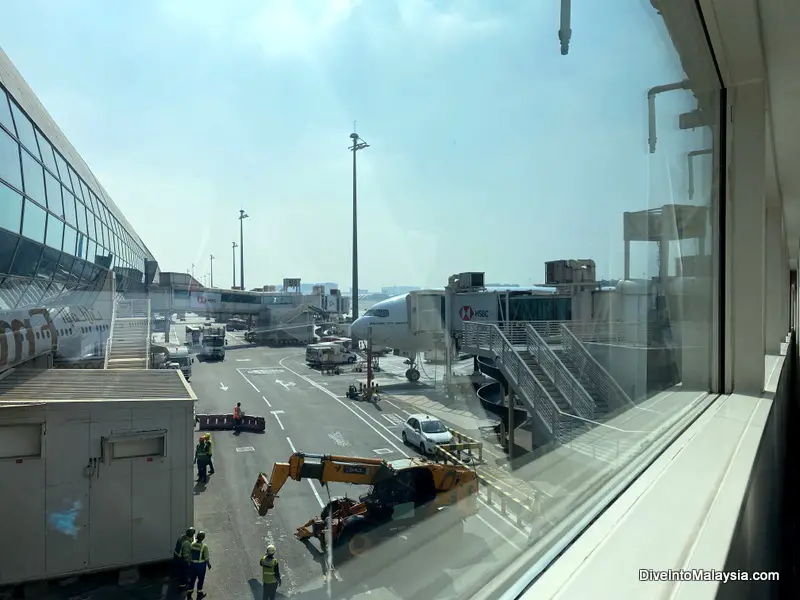 business class Emirates 777-300ER boarding