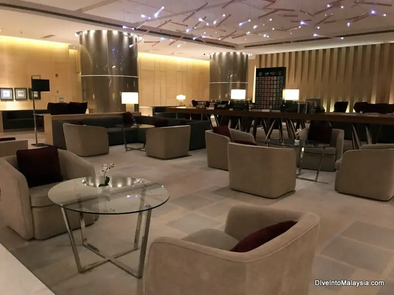DoubleTree Hilton JB Lobby lounge area.