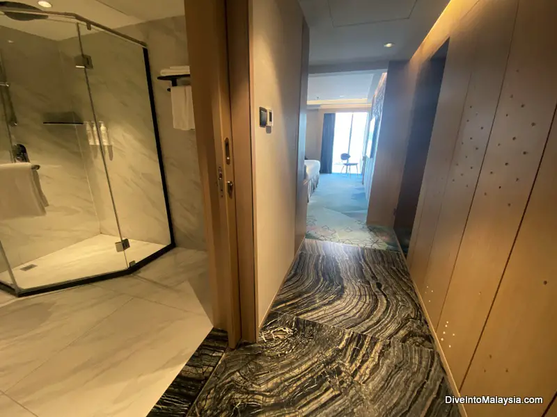 Le Méridien Kota Kinabalu King room with sea view entry