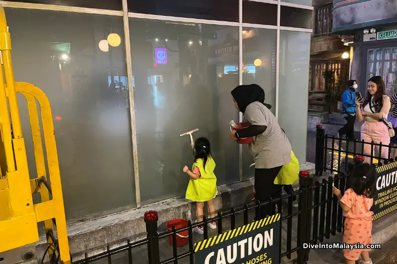 KidZania Kuala Lumpur Window cleaning